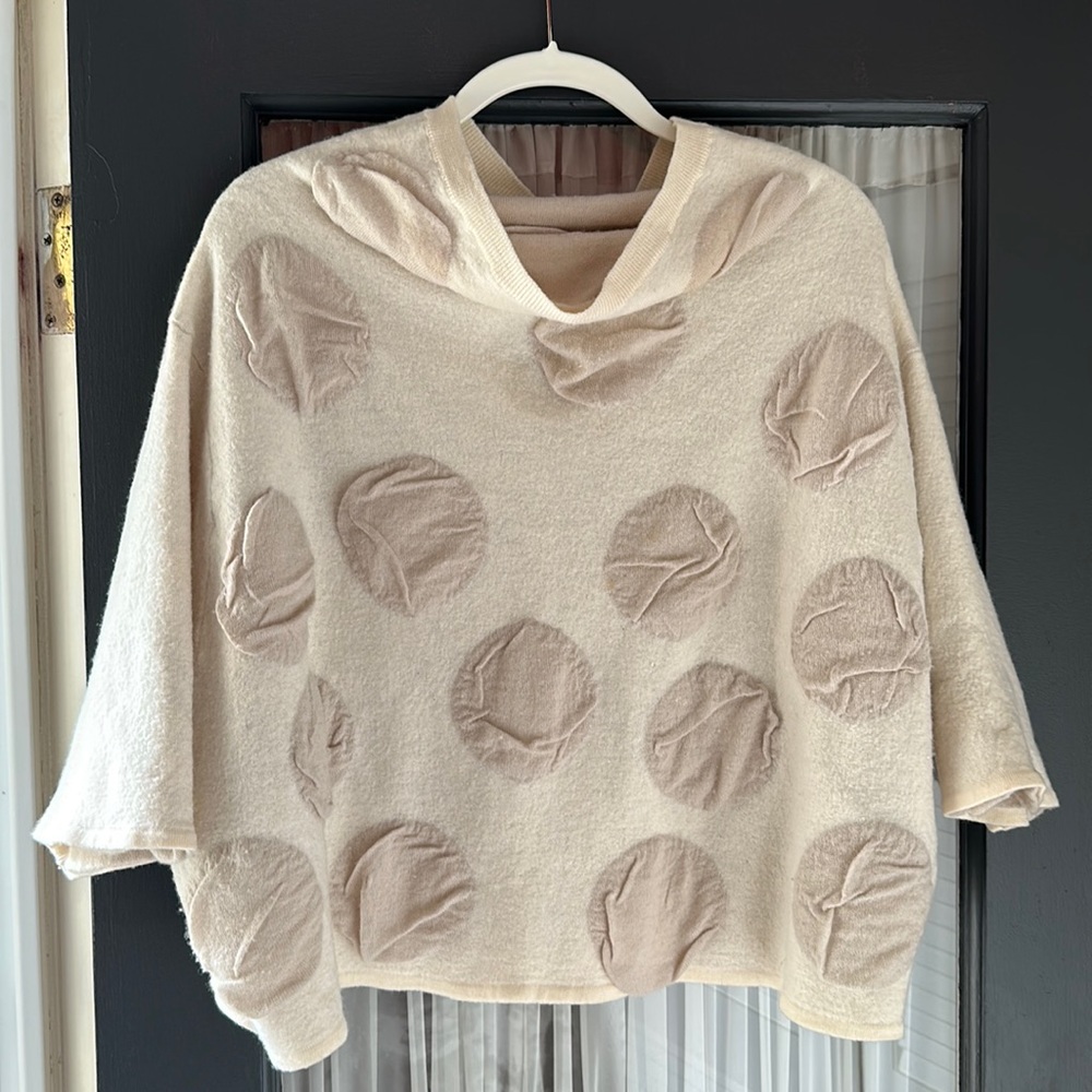 Swing sweater with monochromatic polka dots and cropped sleeves.